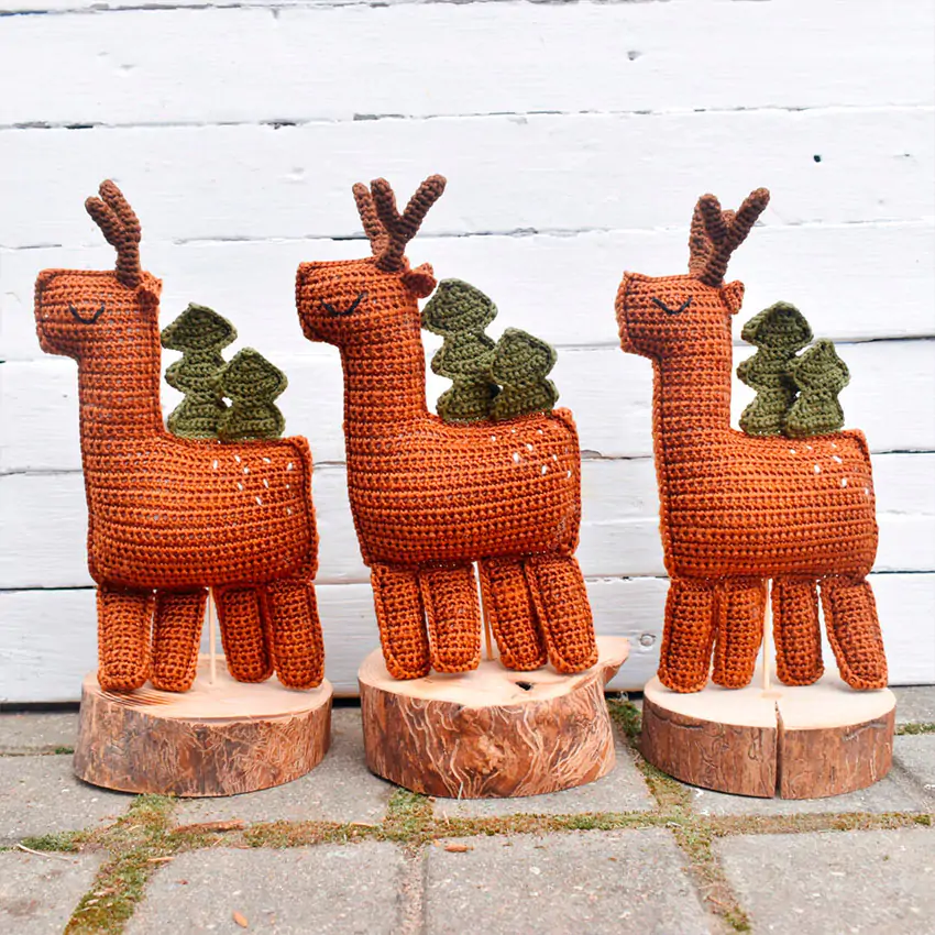 Лось с елками