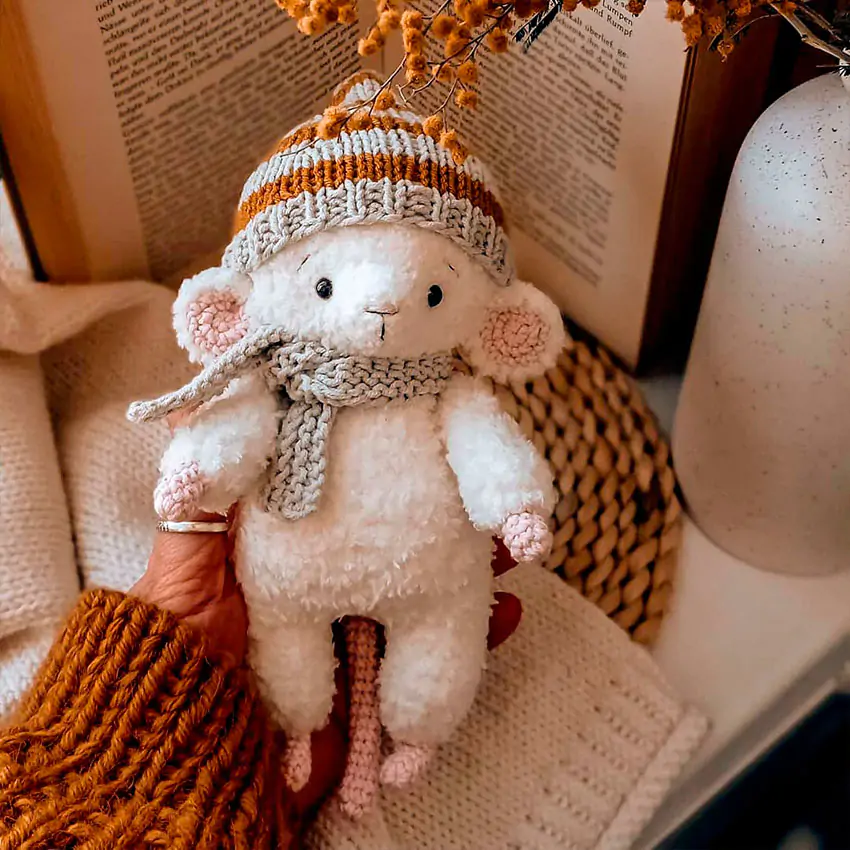 Мышонок в шапочке