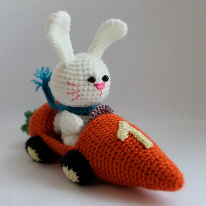 Заяц на морковкомобиле